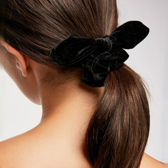 Free People Accessories - Free People knotted velvet scrunchie